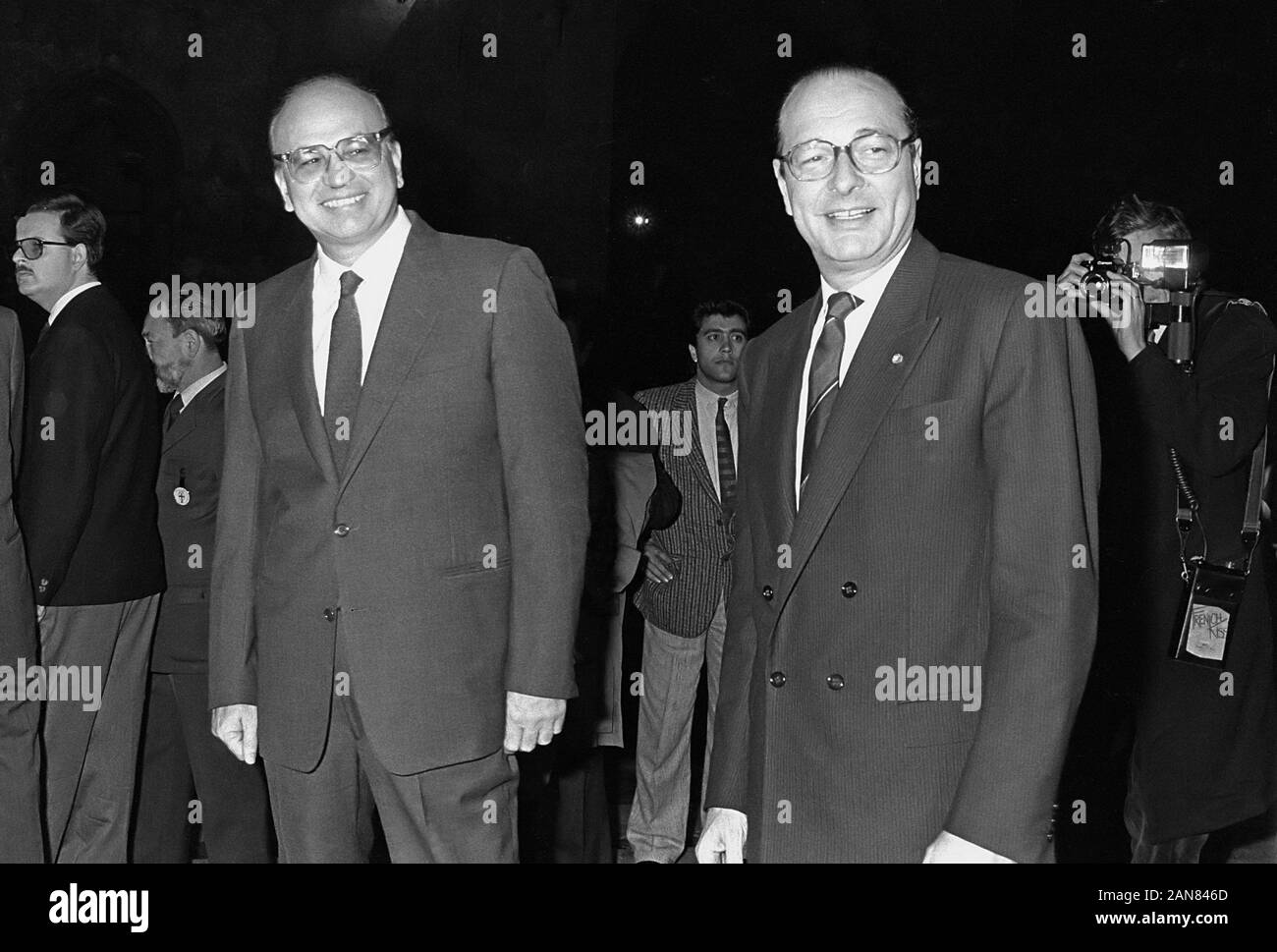 Milan (Italie), avril 1986, réunion entre Bettino Craxi, Premier ministre et secrétaire du PSI (Parti socialiste italien) avec Jacques Chirac, Premier Ministre de la République française Banque D'Images