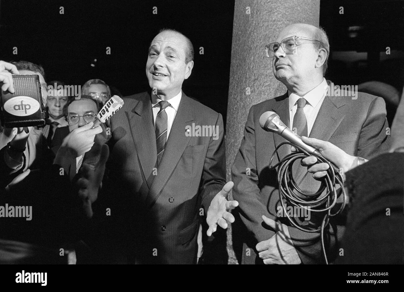 Milan (Italie), avril 1986, réunion entre Bettino Craxi, Premier ministre et secrétaire du PSI (Parti socialiste italien) avec Jacques Chirac, Premier Ministre de la République française Banque D'Images