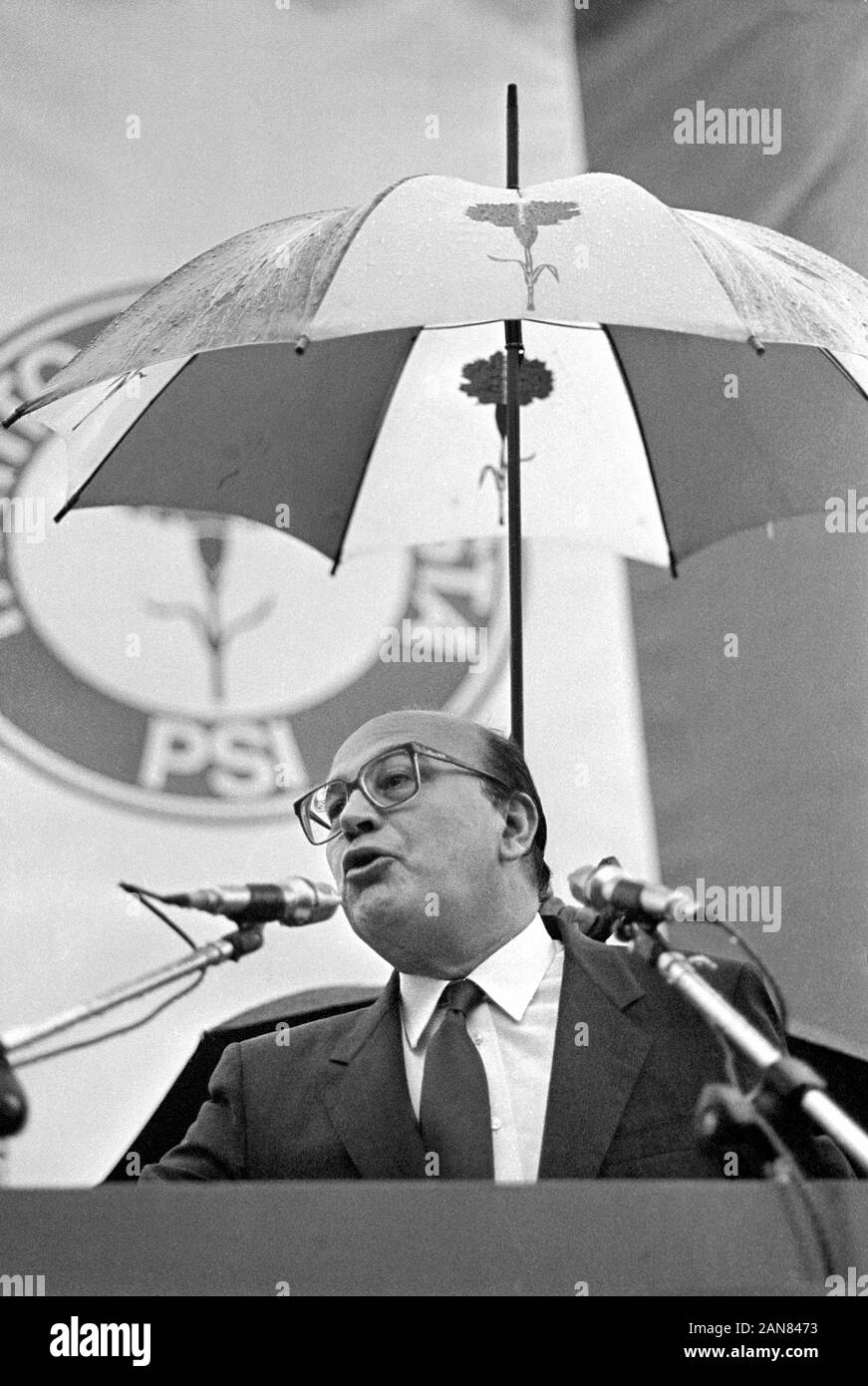 Milan (Italie), réunion de Bettino Craxi, secrétaire de l'ISP, parti socialiste italien sur la place Duomo (mai 1987) Banque D'Images