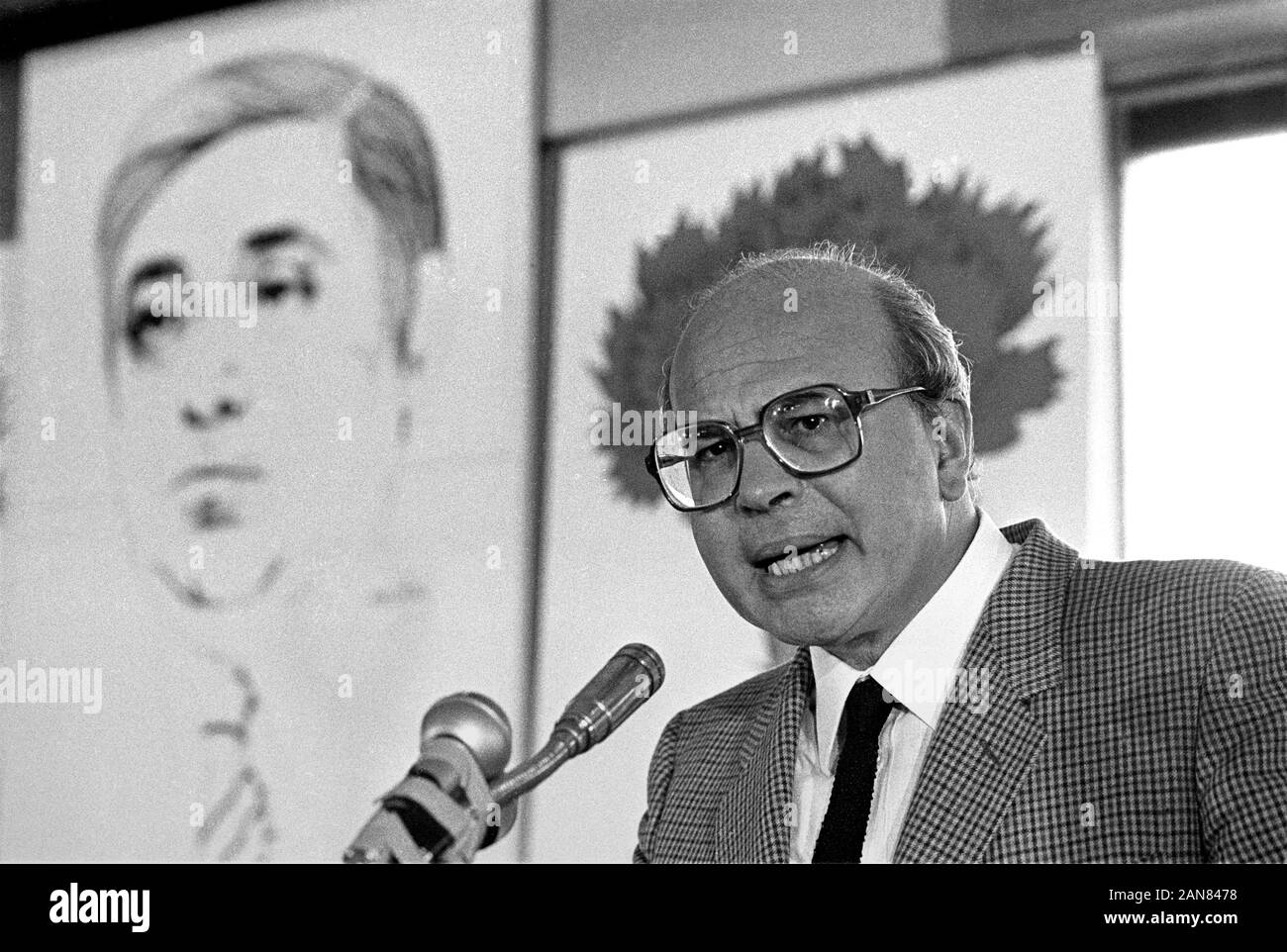 Bettino Craxi, Secrétaire du PSI (Parti socialiste italien) inaugure dans le Corriere della Sera le siège du journal un buste à la mémoire du journaliste Walter Tobagi, tués dans une attaque terroriste en 1980 (Milan, mai 1982). Banque D'Images