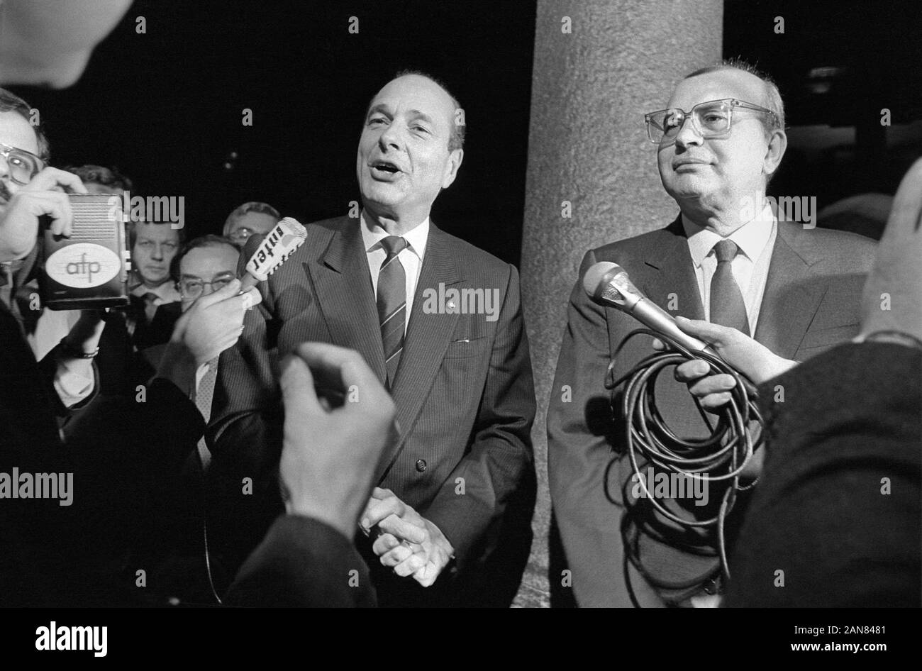 Milan (Italie), avril 1986, réunion entre Bettino Craxi, Premier ministre et secrétaire du PSI (Parti socialiste italien) avec Jacques Chirac, Premier Ministre de la République française Banque D'Images