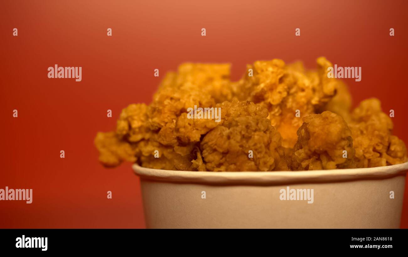 Ailes de poulet frit croustillant, réutilisables et rôtir les gras saturés, risque de cancer Banque D'Images