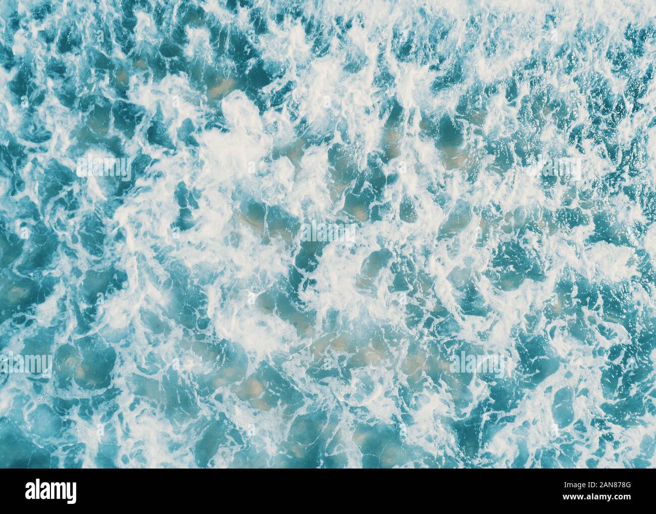 Vue de dessus de l'antenne de mousse blanche à la surface de la mer bleue. Banque D'Images