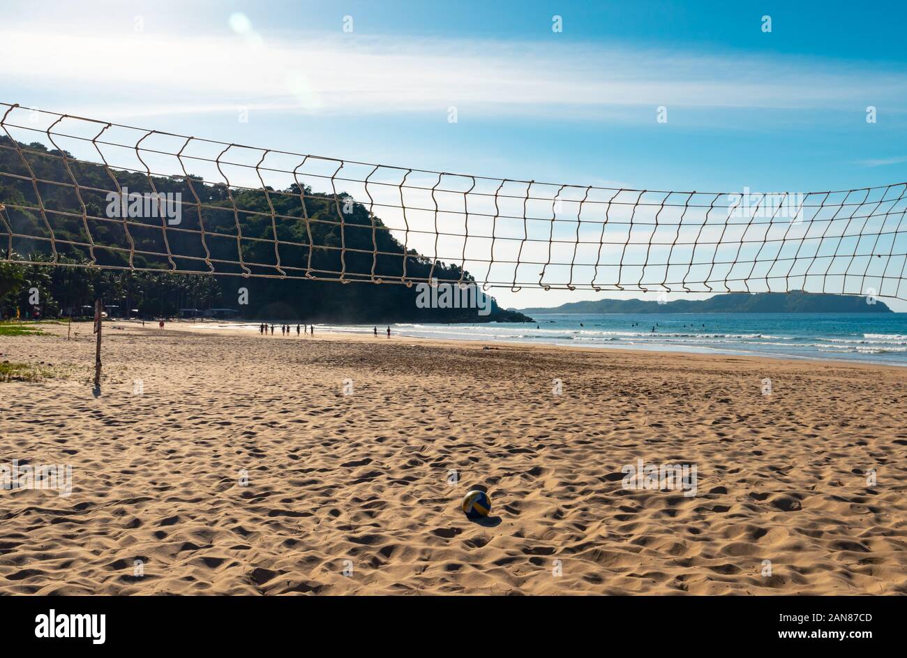 Le beach-volley. Balle de jeu en vertu de la lumière du soleil et ciel bleu avec filet de volley-ball Banque D'Images