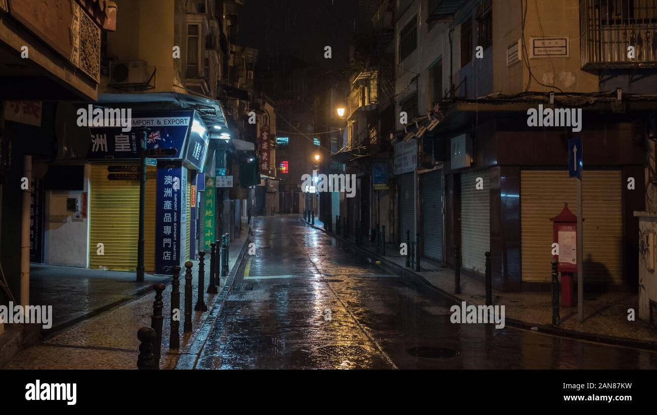 02 juillet, 2018. Macao, Chine. Vue de la nuit de l'ancien bâtiment de la rue et à Macao après la pluie Banque D'Images