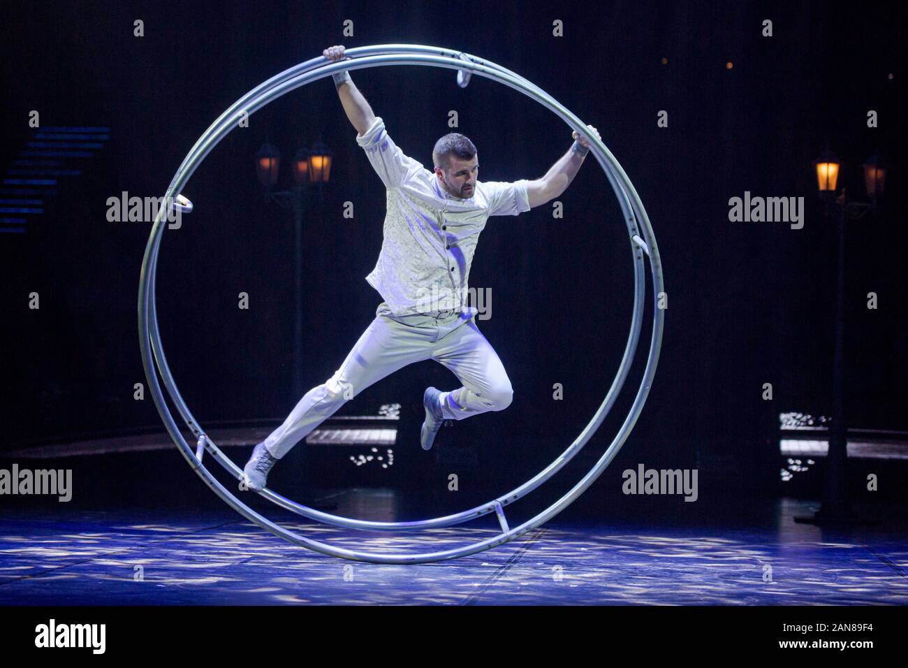 Essen, Allemagne. 13Th Jan, 2020. Julien Silliau, artiste canadien, allemand, portez avec roue en gymnastique montrer Feuerwerk der Turnkunst - Tour 2020 : OPUS, dans Rittal-Arena Wetzlar. Crédit : Christian Lademann Banque D'Images