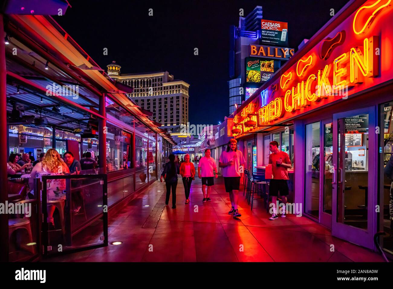 Las Vegas, Nevada, USA. 28 mai, 2019. Vie nocturne de la ville avec un café, un restaurant lumineux et des enseignes au néon. Scène urbaine avec des piétons qui cherchent en Banque D'Images