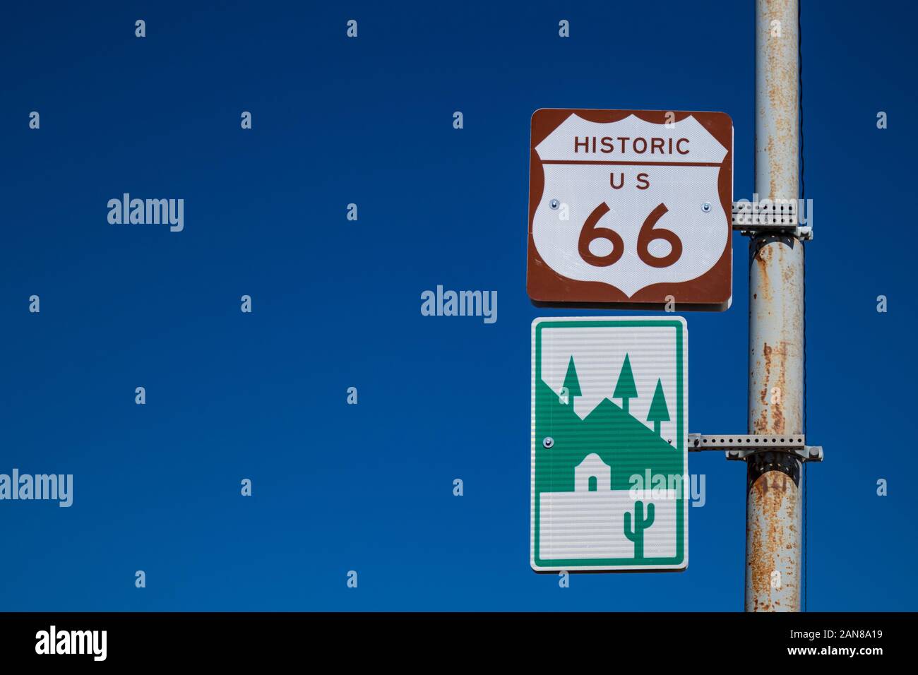 Flagstaff, Arizona, USA. Le 25 mai 2019. L'historique route 66 road sign against clear blue sky background. Roadtrip pour les conducteurs qui l'amour aventures. S COPIE Banque D'Images