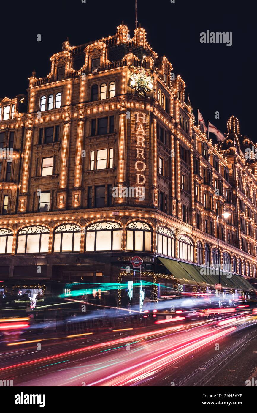 Londres - le 18 décembre 2019 : Harrods Londres magasin shop la nuit avec des lumières Banque D'Images