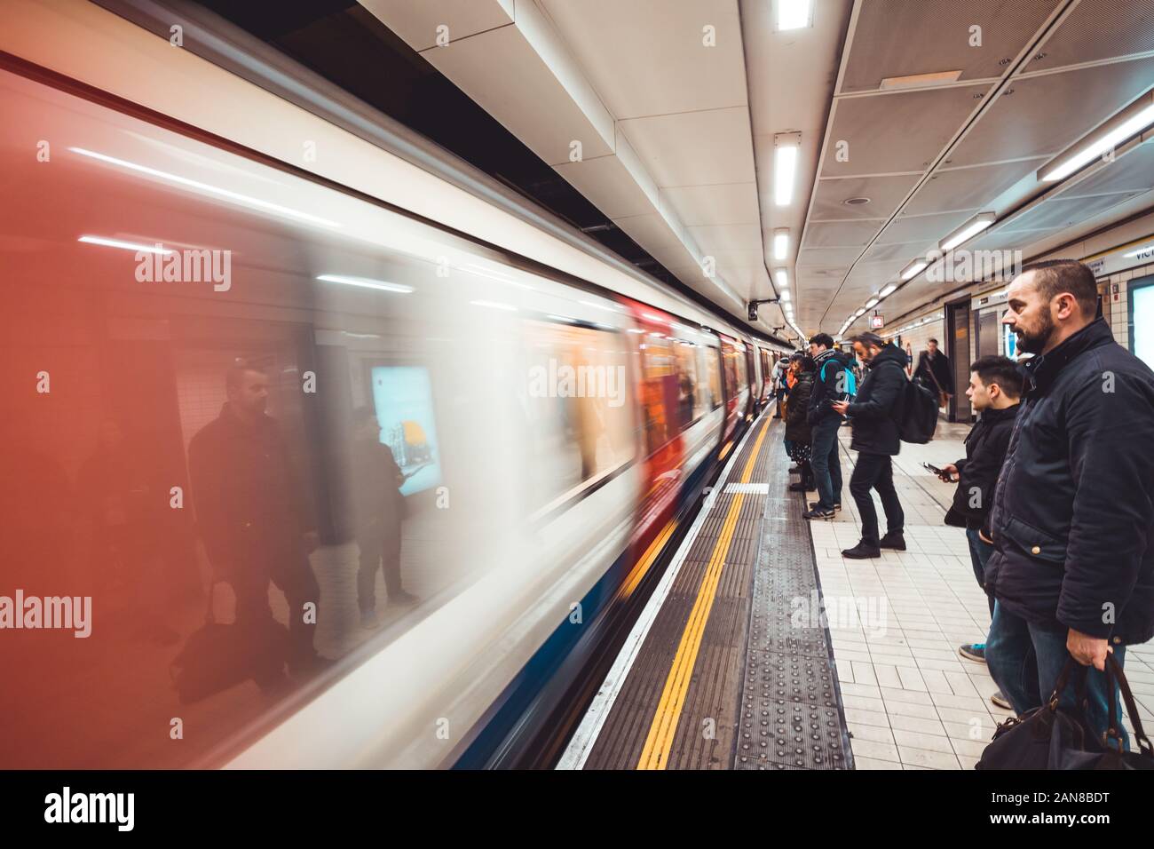 Londres - le 3 décembre 2019 : Train arrivant à quai à la station de métro souterrain à Londres Banque D'Images