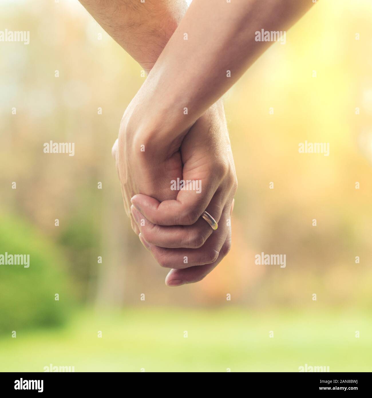 Le Concept De L Amour Entre Un Homme Et Une Femme Le Mariage Traditionnel Un Couple Holding Hands Photo Stock Alamy
