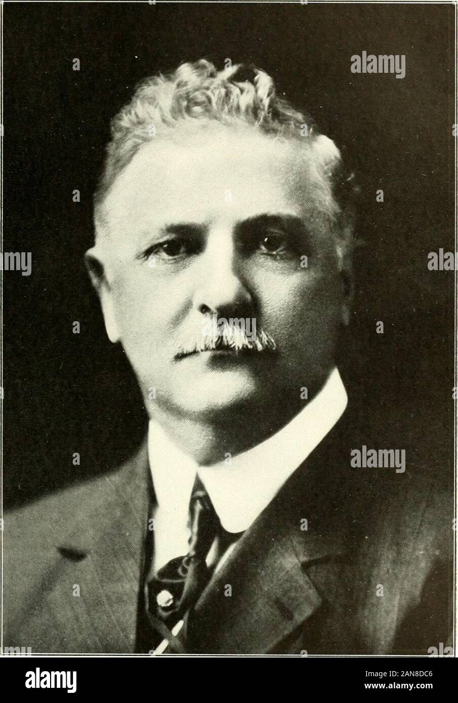 Les hommes distingués de Baltimore et du Maryland . r. ?. ?--- ! IL^^r-:Xt&Lt ; 32. PRESTON, DÉPUTÉ. HARRY JAMES.B. et AiiiHliJi iWiIkcsi ^^^^t.•n:OSSI ; 111. Helen .I:i"-ksuii, 1,S !)4 : ailmiBunk. Fnuutain sud Soila Co.;Co.. United caution (_j-.. IieveJopnientof les délégués. ISIH* ; le président. isi"4 ; iI.Hl-lo ; Démocrates ; sur le personnel de .ssn.. Balto. L'Association du barreau. M&lt;1. Hist. Soc. S.Baltimore Cjp éclairées, Green Spring Valley Hunt. À partir de la photo, par Holmes. Mavor de Baltimore ; 1.. Harford Co.. Lmr.. Mars. ISCO : s. James St-jean Coll.. Annapoli-^. Au Maryland. Baccalauréat en droit. Md. Tuiv. L'École de droit. iiitted à har. L'OSSI. et pr. Banque D'Images