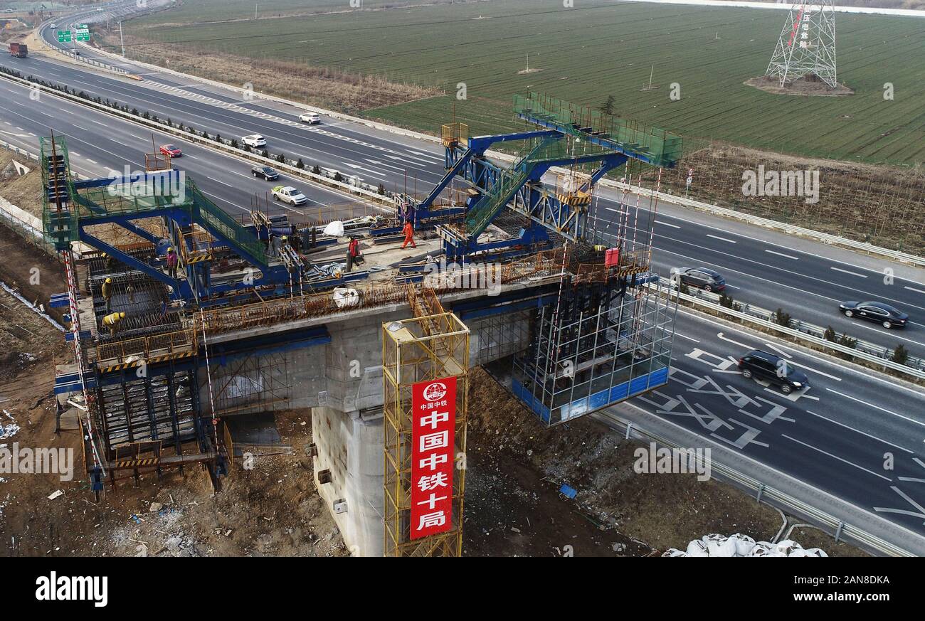 Les travailleurs chinois construire piers d'un chemin de fer plus de Qingyin (Qingdao-Yinchuan) Voie express dans la ville de Binzhou Zouping, la Chine orientale, la province de Shandong sur Ja Banque D'Images