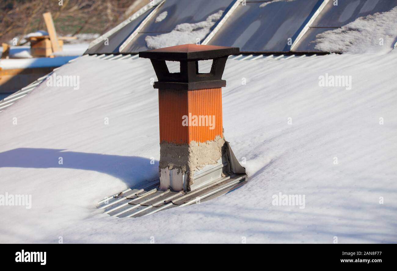 Sur la cheminée couverte de neige. scène d'hiver Banque D'Images