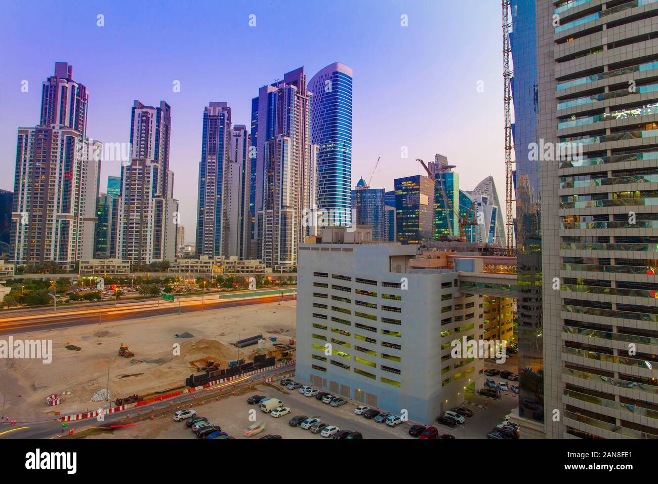 Vue aérienne des bâtiments modernes dans la ville de Dubaï, aux Émirats arabes unis. Banque D'Images