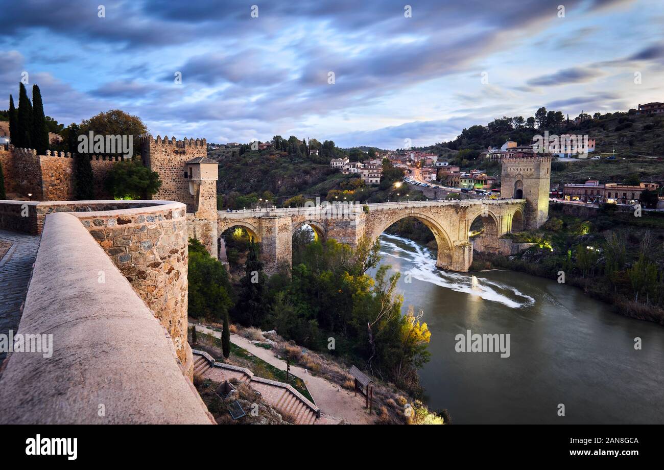 Puente de San Martin, un pont médiéval sur le fleuve Tage. Toledo, Castille-La Manche. L'Espagne. Banque D'Images