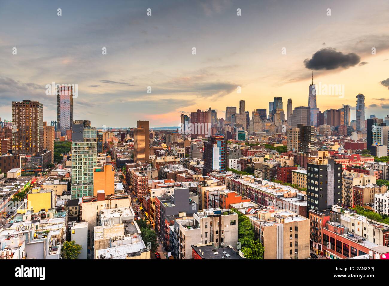New York, New York, USA Le Lower Manhattan skyline vue sur le toit de la ville au crépuscule. Banque D'Images