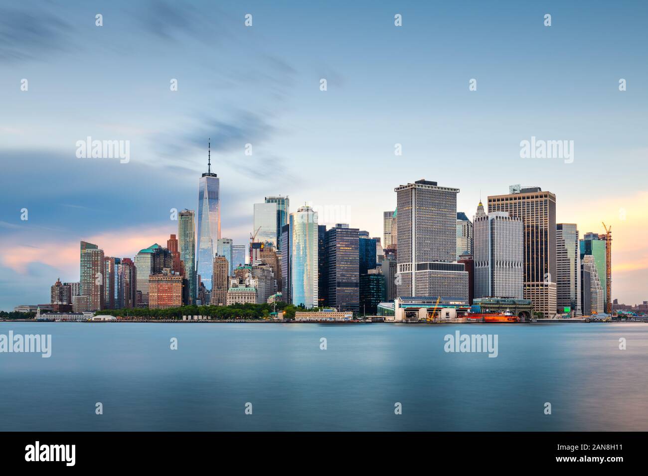 New York, New York, USA Le centre-ville de ville au crépuscule sur le port. Banque D'Images