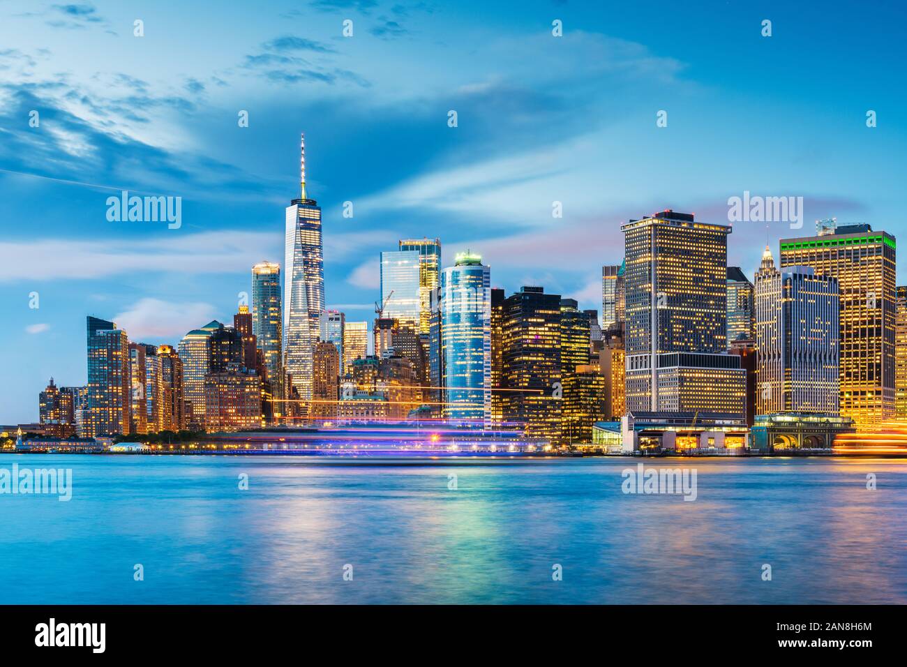New York, New York, USA Le centre-ville de ville au crépuscule sur le port. Banque D'Images