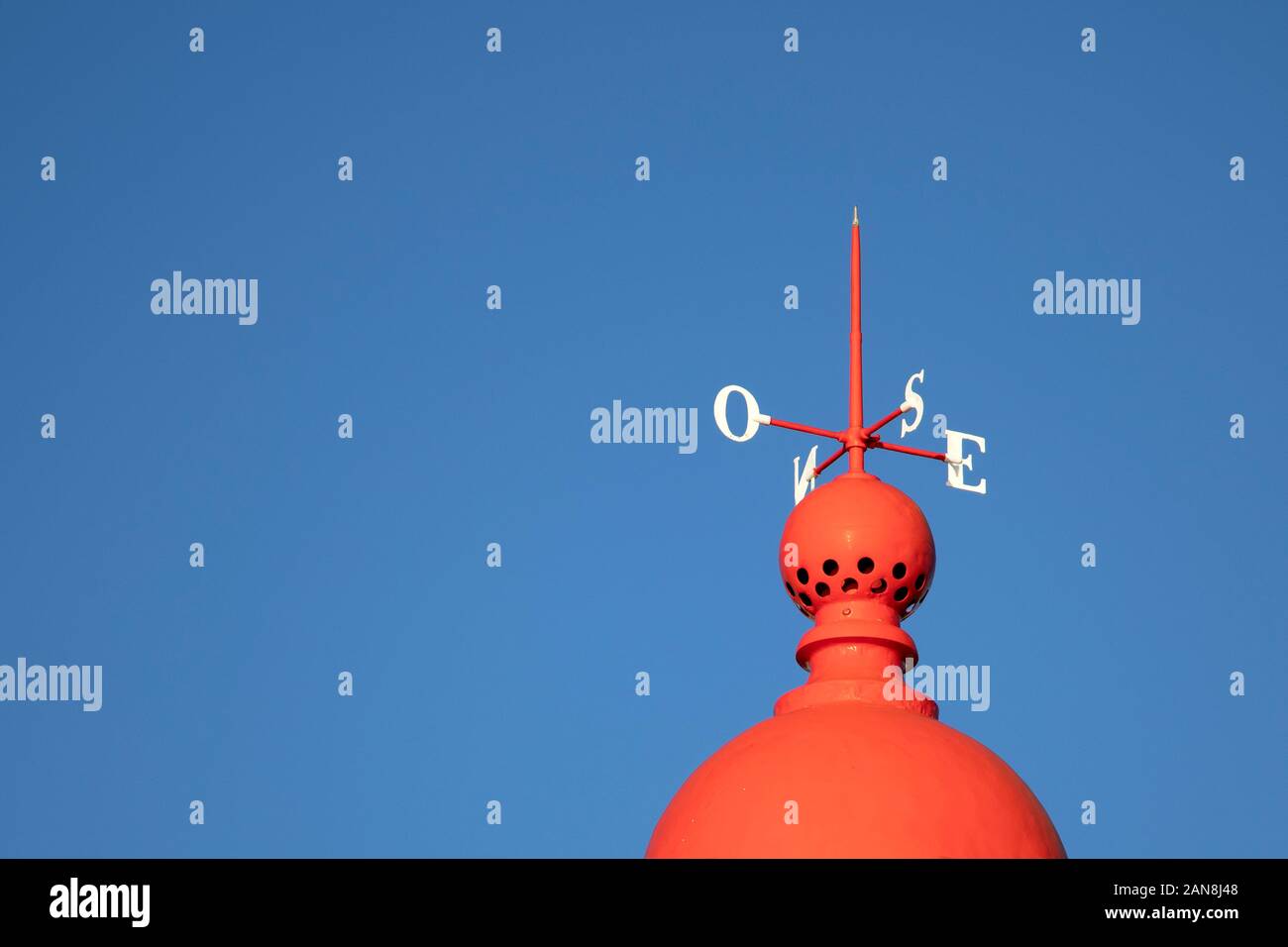 Indicateur de direction Cardinal rouge sur le dôme contre Blue Sky Banque D'Images