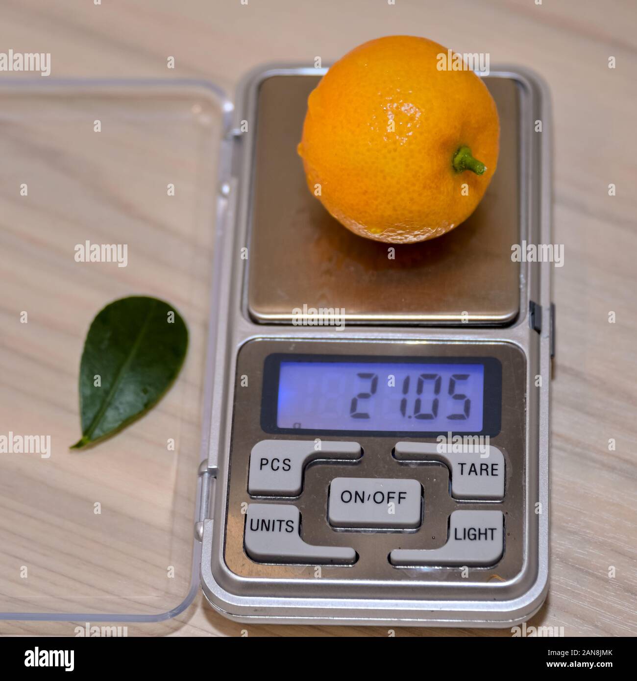 Calamondine fruit orange vif sur la balance. Banque D'Images