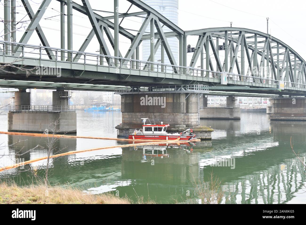 Vienne, Autriche. 16 janvier, 2020. Kilomètres de nappe de pétrole sur le Danube à Vienne et en Basse-Autriche. Tous les puits d'eau potable et les obstacles d'huile fermé. Credit : Franz Perc / Alamy Live News Banque D'Images