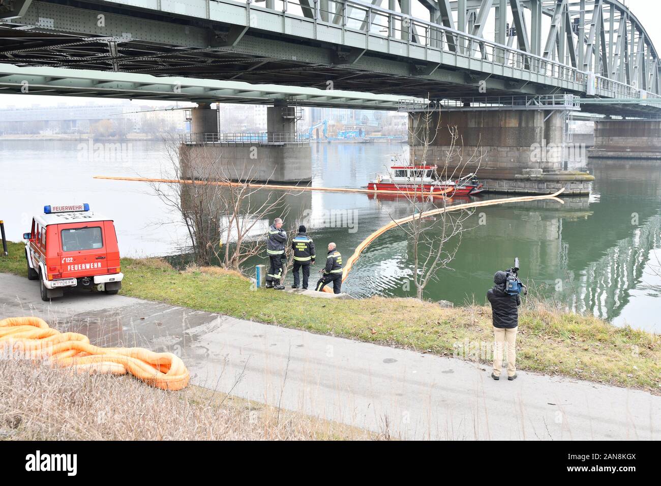 Vienne, Autriche. 16 janvier, 2020. Kilomètres de nappe de pétrole sur le Danube à Vienne et en Basse-Autriche. Tous les puits d'eau potable et les obstacles d'huile fermé. Credit : Franz Perc / Alamy Live News Banque D'Images