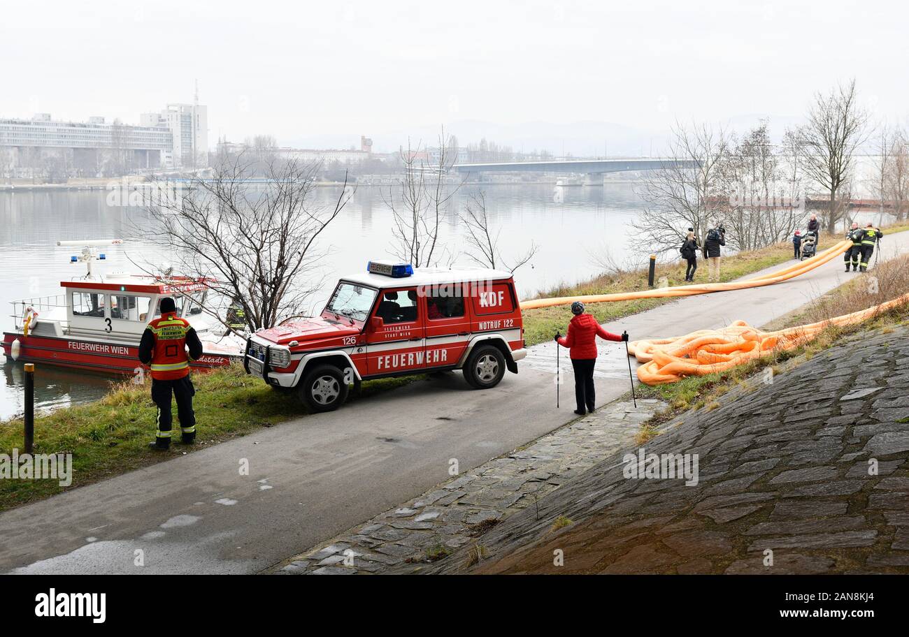 Vienne, Autriche. 16 janvier, 2020. Kilomètres de nappe de pétrole sur le Danube à Vienne et en Basse-Autriche. Tous les puits d'eau potable et les obstacles d'huile fermé. Credit : Franz Perc / Alamy Live News Banque D'Images