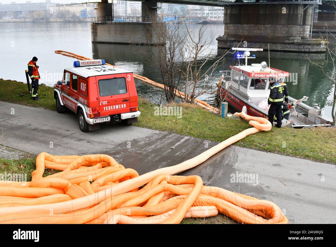 Vienne, Autriche. 16 janvier, 2020. Kilomètres de nappe de pétrole sur le Danube à Vienne et en Basse-Autriche. Tous les puits d'eau potable et les obstacles d'huile fermé. Credit : Franz Perc / Alamy Live News Banque D'Images