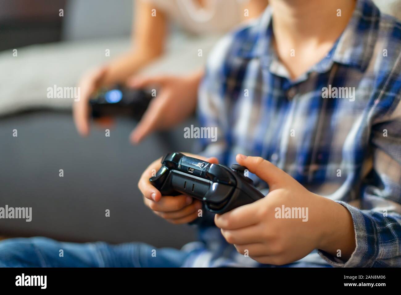 Gros plan sur les mains des enfants jouant les jeux de console Banque D'Images