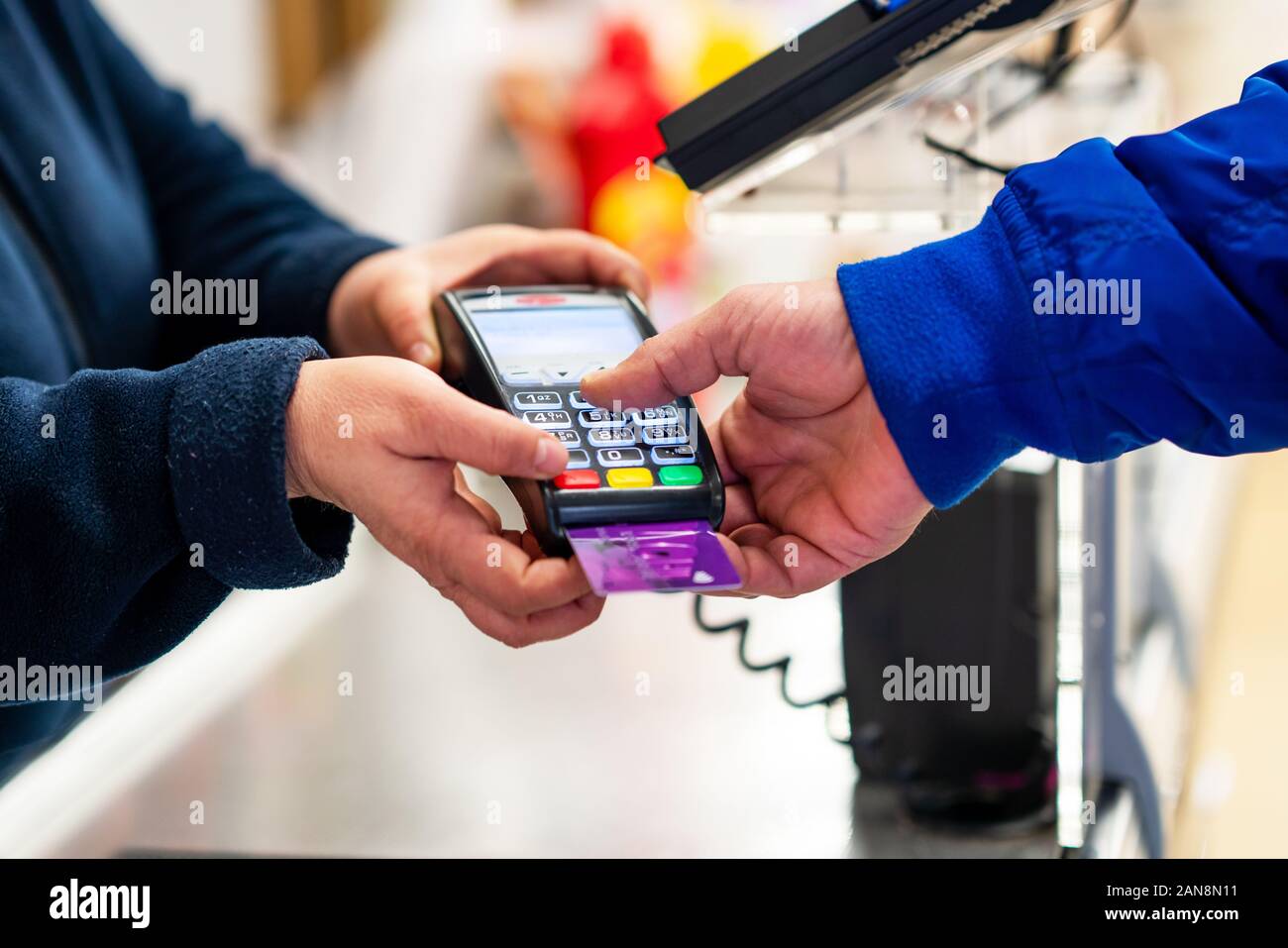 Close up de l'aide de terminal de point de carte de crédit pour payer. Mains d'entrer le mot de passe de carte bancaire pour le paiement Banque D'Images