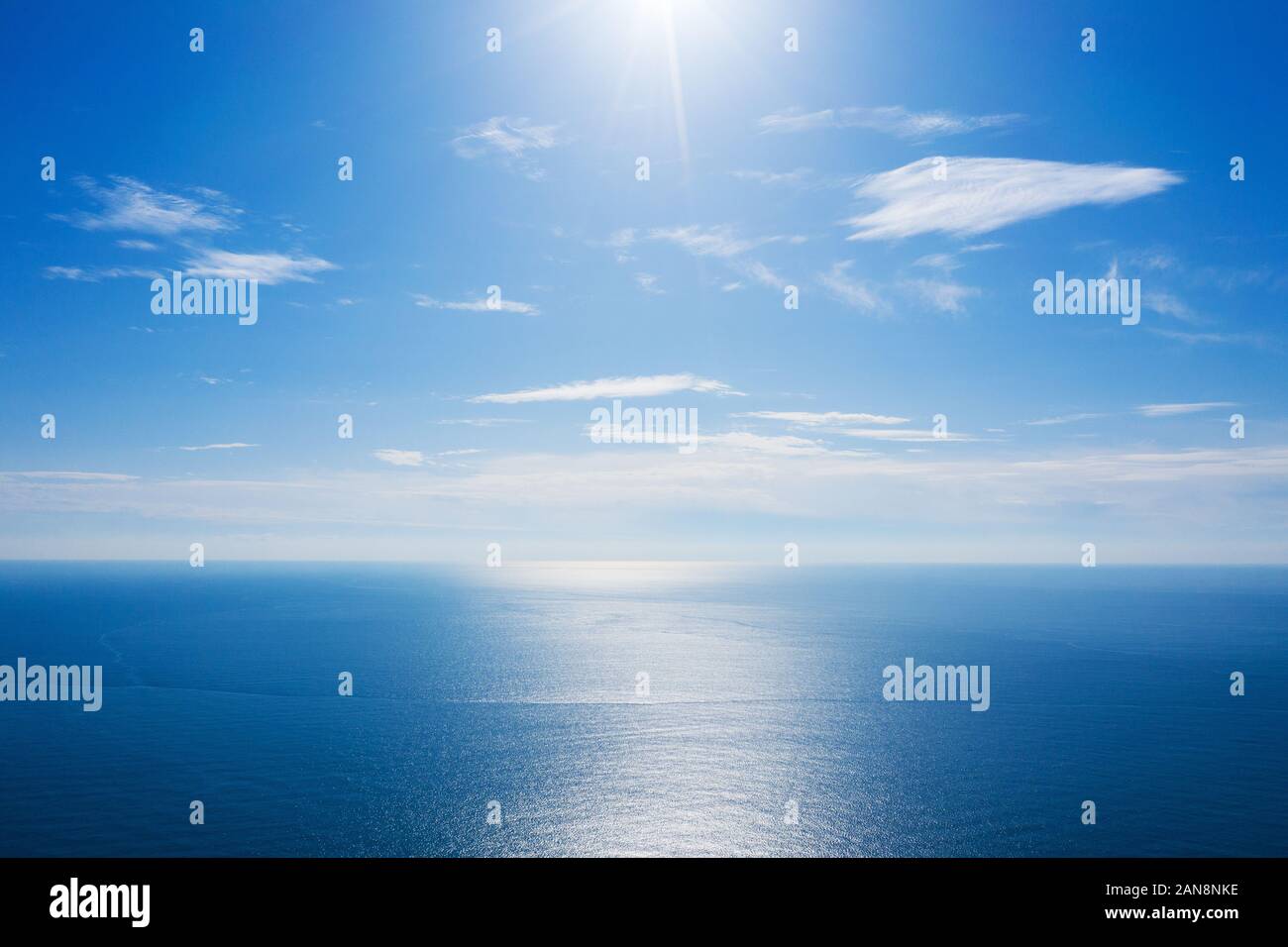 Bleu de la mer ou l'océan et ciel Nuageux avec percées de soleil. Banque D'Images