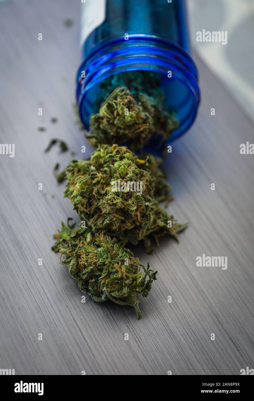 Close up selective focus sur la marijuana de conteneur médecine renversé Banque D'Images