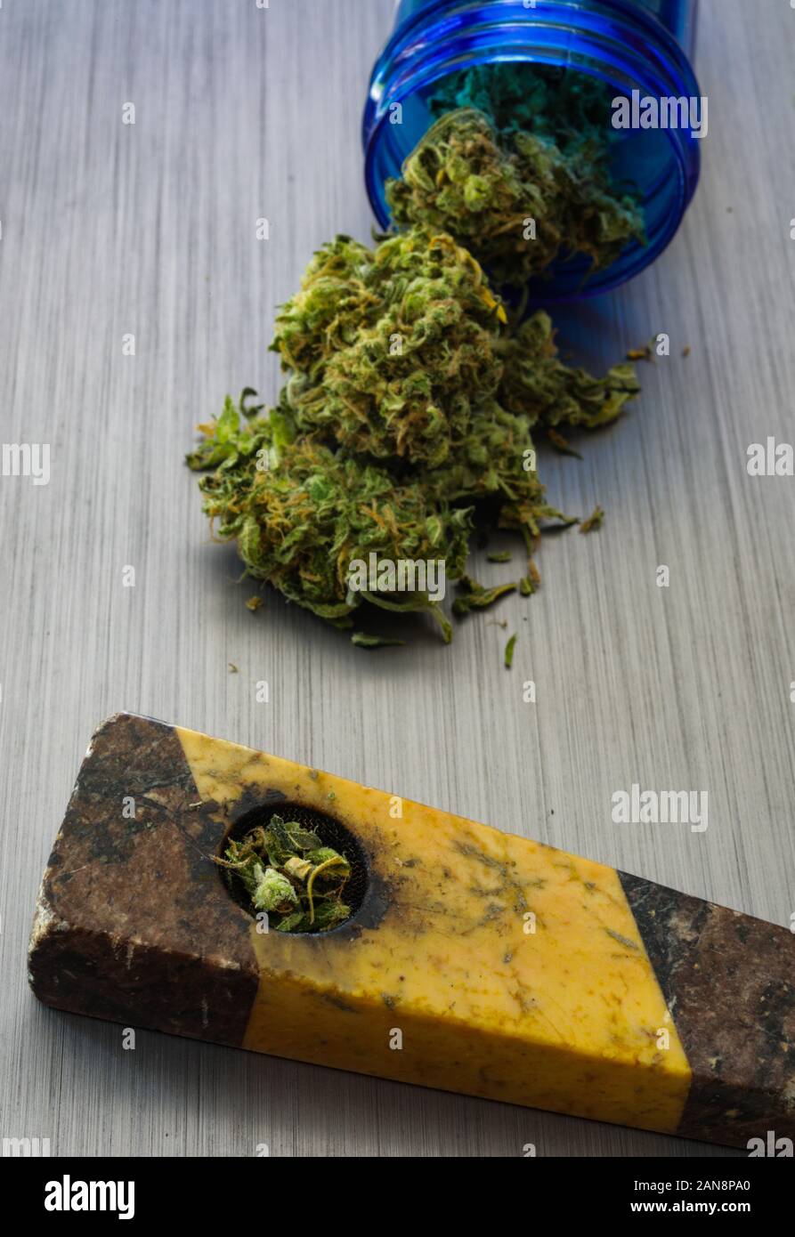 Close up selective focus sur la marijuana et l'arrière-plan du tuyau Banque D'Images