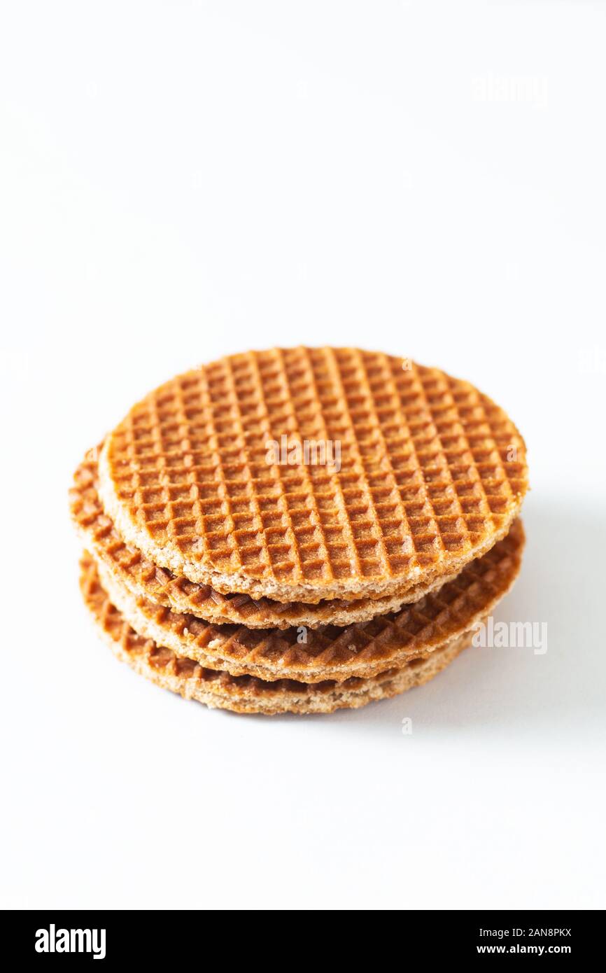 Concept alimentaire Stroopwafel, croustillant de sirop de caramel gaufres néerlandaise isolé sur fond blanc Banque D'Images