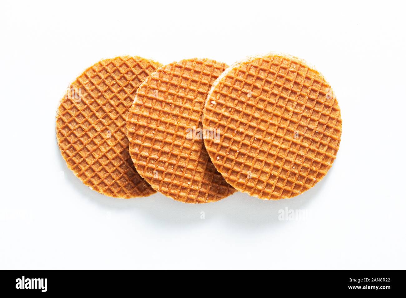 Concept alimentaire Stroopwafel, croustillant de sirop de caramel gaufres néerlandaise isolé sur fond blanc Banque D'Images