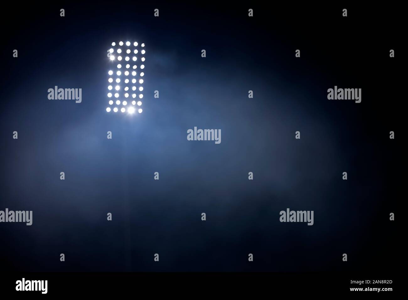 Les réflecteurs Feux stade de soccer de fumée. terrain de football Banque D'Images