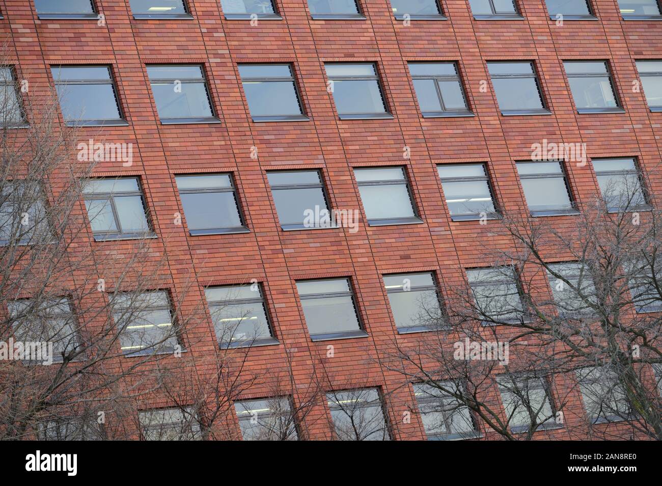 Façade de bâtiment industriel classique en brique rouge avec plusieurs fenêtres Banque D'Images