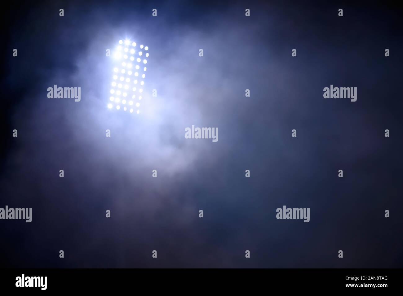 Les réflecteurs Feux stade de soccer de fumée. terrain de football Banque D'Images