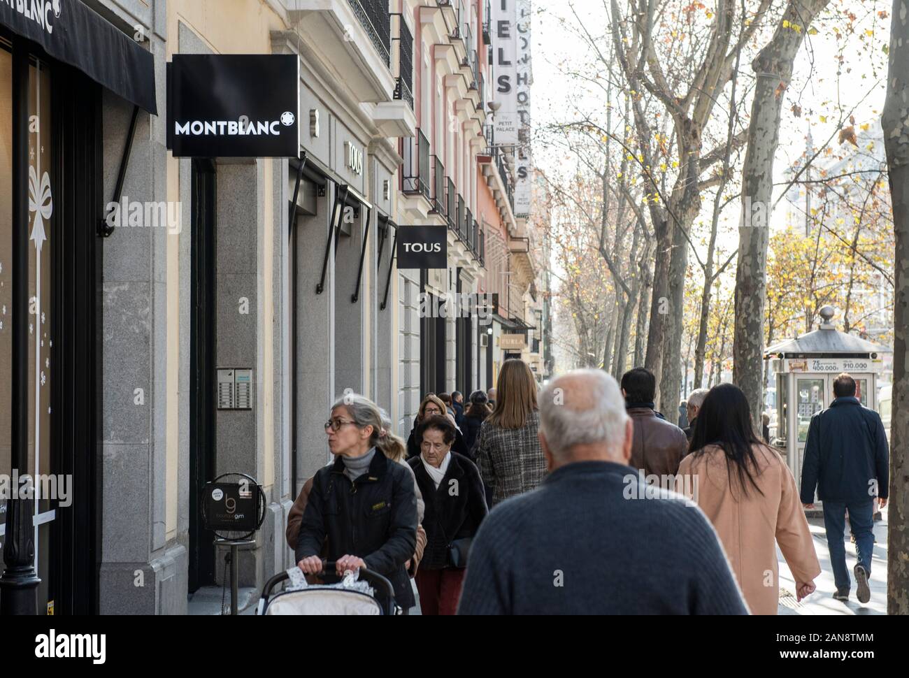 Fabricant allemand d'instruments d'écriture de luxe, montres, bijoux Montblanc magasin est vu en Espagne. Banque D'Images