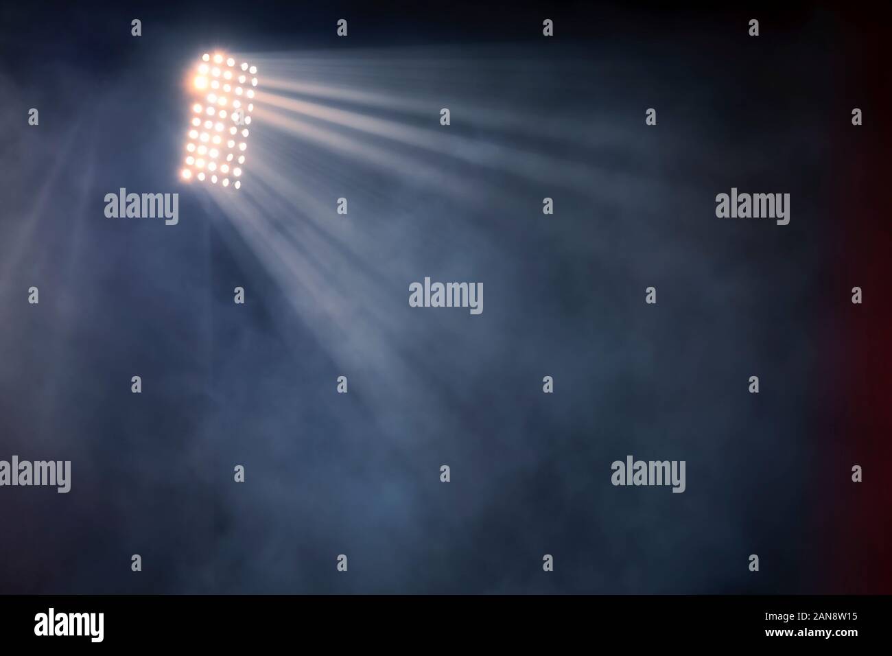 Les réflecteurs Feux stade de soccer de fumée. terrain de football Banque D'Images