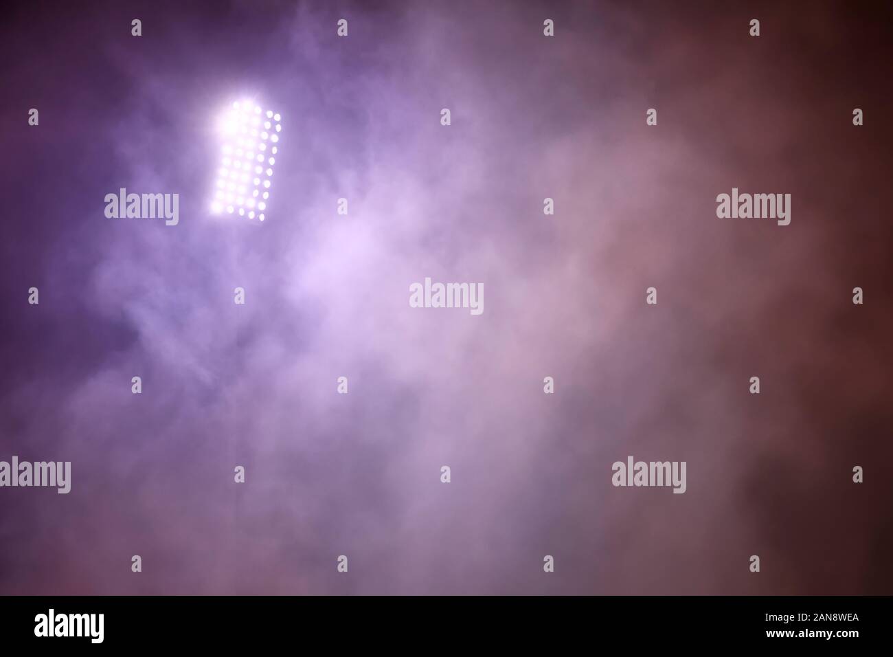 Les réflecteurs Feux stade de soccer de fumée. terrain de football Banque D'Images