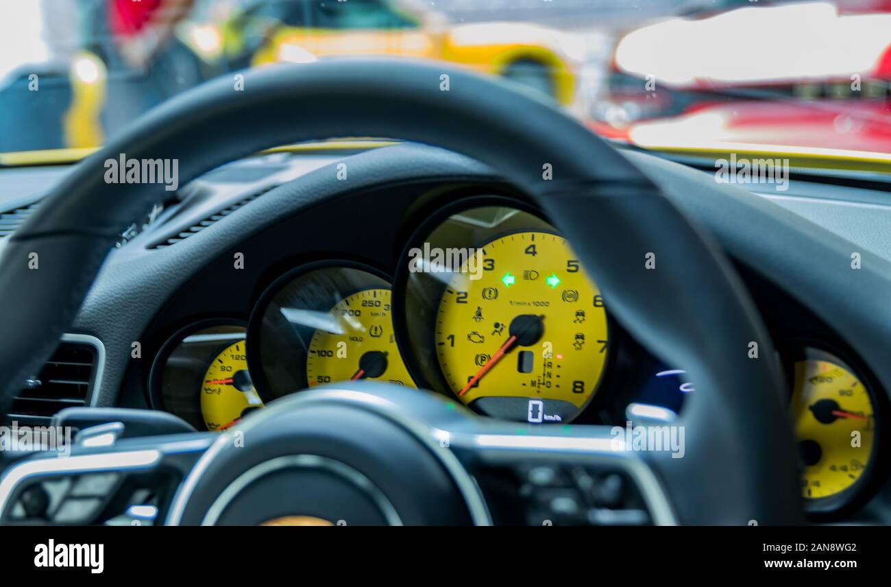 Console de planche de bord ou le compte-tours de voitures de luxe Banque D'Images