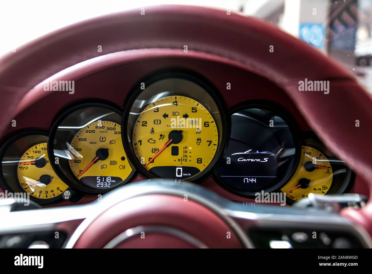 Console de planche de bord ou le compte-tours de voitures de luxe Banque D'Images
