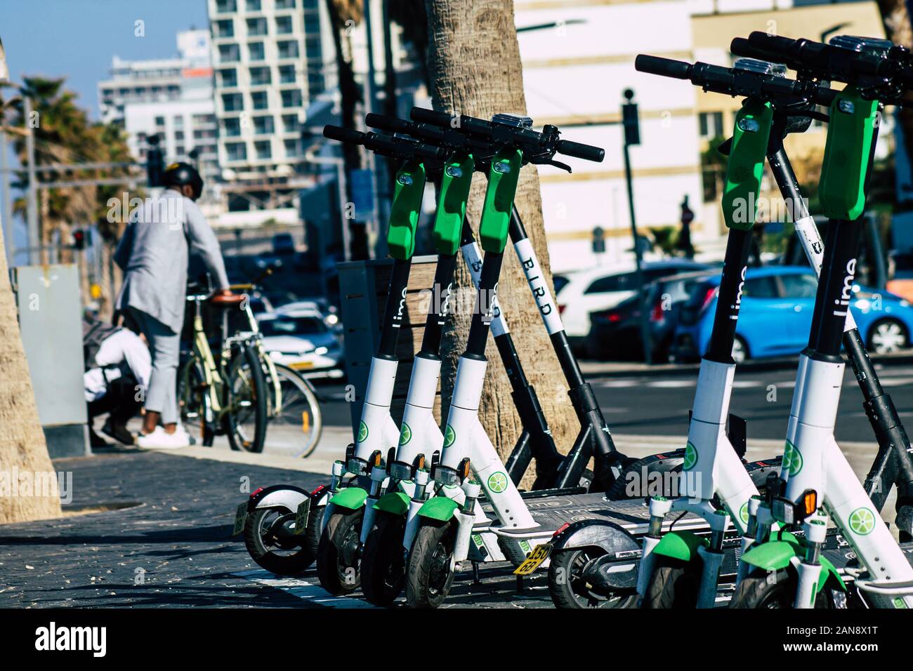 Tel Aviv Israel 11 Janvier 2020 Vue d'un scooter électrique de marque chaux  stationnés dans les rues de Tel Aviv en hiver Photo Stock - Alamy