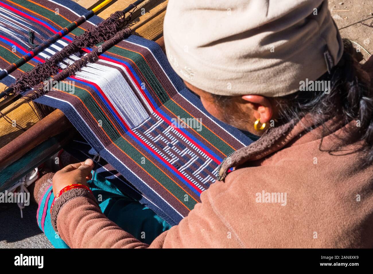 Femme tibétaine tissant un tissu traditionnel sur un métier à tisser en bois, Dolpo, Népal Banque D'Images