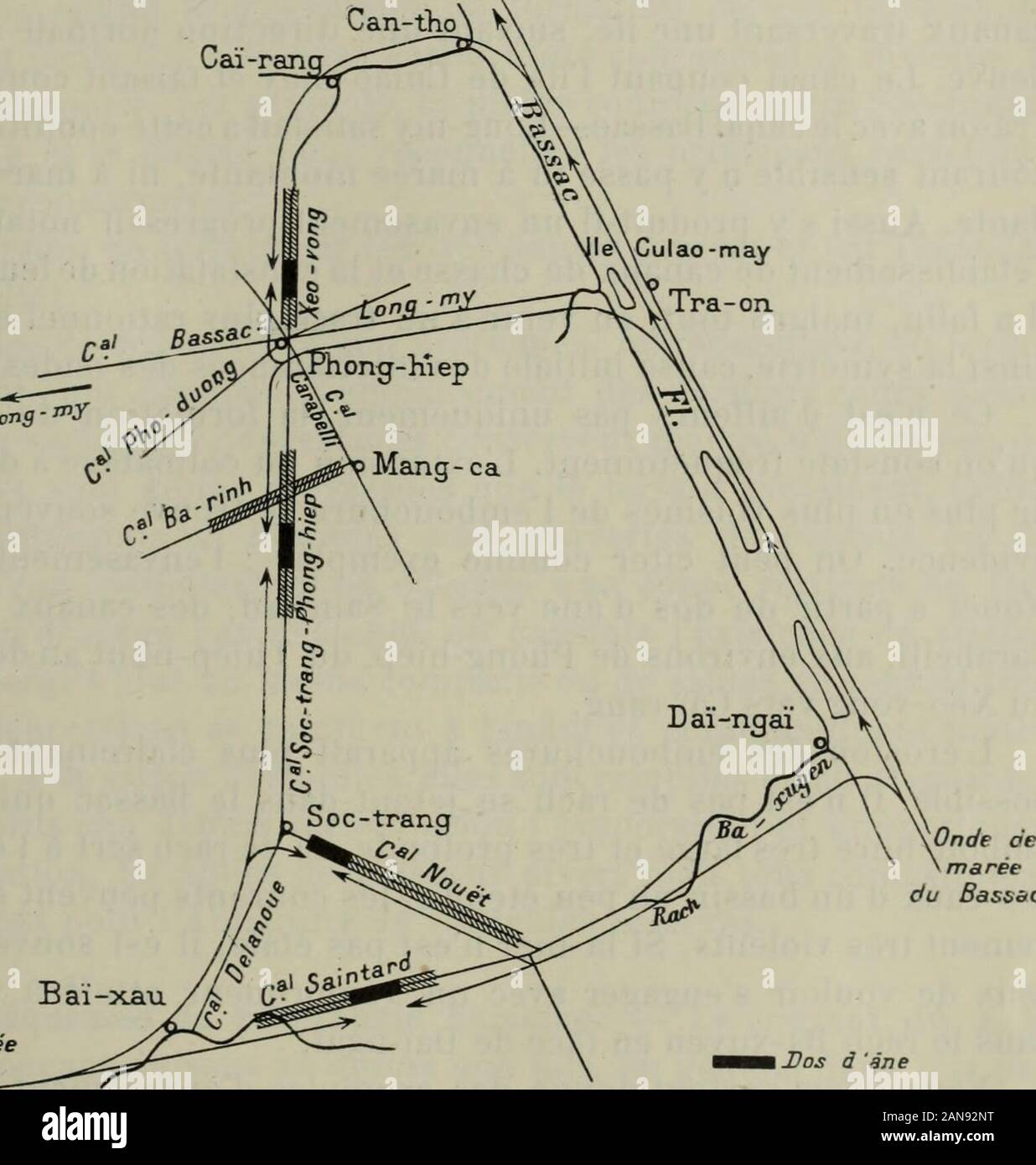 Annales de géographie . eau du fleuve, cest-à-dire de leauchargée dalluvions. Les dos dâne se forment en des endroits facilement reconnais-sablés môme sans sondage. En ces points, l'eau est noire, trèschargée de débris organiques de tous types. De plus les plantesaquatiques appelées dans le pays-binhs rafraîchissemetns » », dont les voies deau dela Cochinchine sont infestées depuis le typhon de 190i qui les a faitvenir des lacs du Cambodge, restent immobiles au-dessus des dosdâne en formation et y déterminent des agglomérations empochanttoute la circulation. LA FORMATION DU DELTA DU MÉKONG. 3i7 Le soirées c Banque D'Images