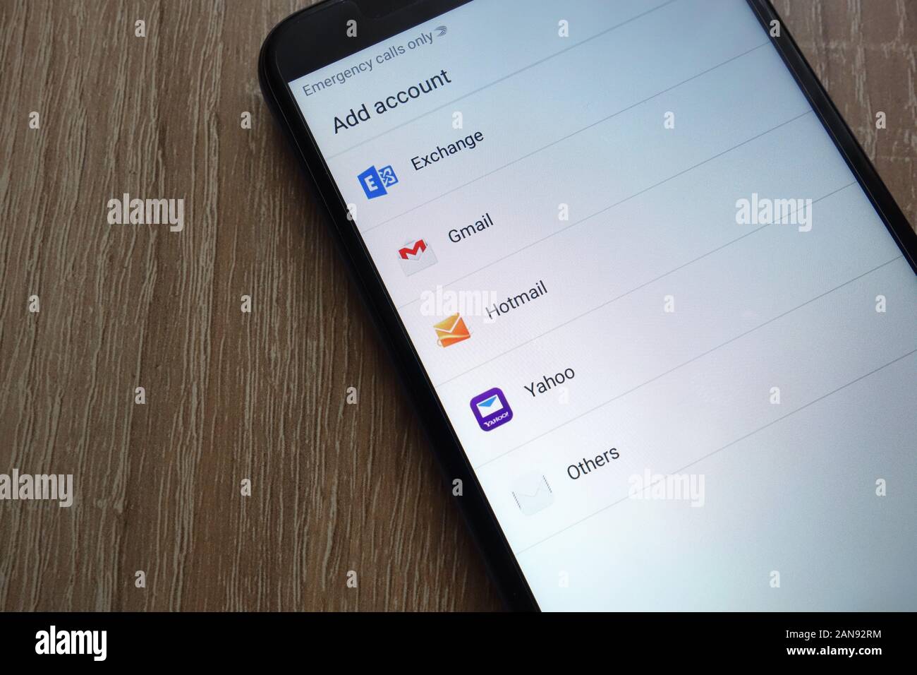 Les fournisseurs de services de messagerie les plus populaires, y compris Gmail, Yahoo, Hotmail, Exchange, sont affichés sur un nouveau smartphone moderne Banque D'Images