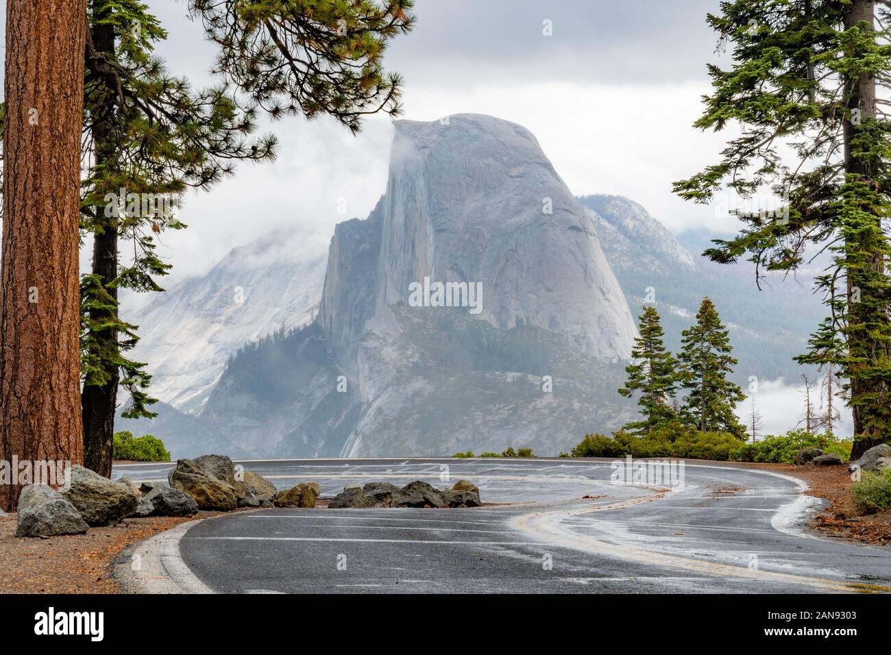 Demi Dôme à Yosemite National Park en octobre juste après la pluie. Voir d'enroulement Glacier Point Road. Banque D'Images