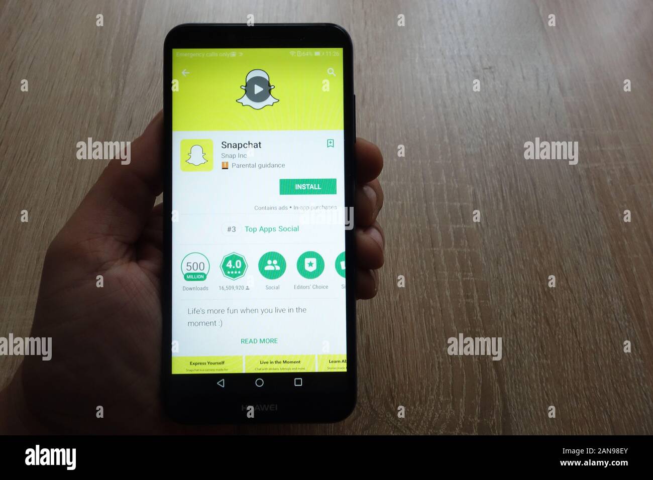 Snapchat app sur Google Play Store site web affiché sur Huawei smartphone  dans la main de l'homme Photo Stock - Alamy
